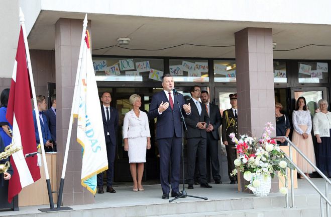 Valsts prezidents pirmajā skolas dienā sveic Siguldas Valsts ģimnāzijas skolēnus un skolotājus