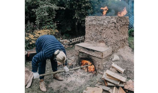 Keramikas cepļa kurināšana Mārupē. Foto – Elīna Kursīte