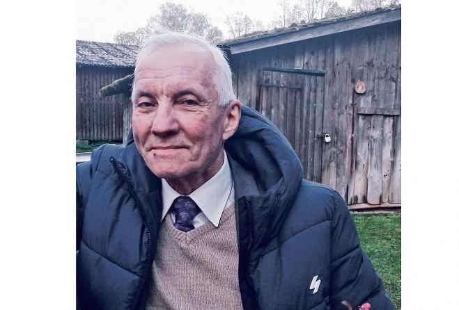 Vispār jau Jānis un ziedēšana – tie ir ļoti saistīti lielumi. Jānis ir čakls un rosās pa dārzu. Šobrīd viņa apaļajā dobē ar lielo māla kurmi pa vidu zied narcises, un nav brīnums, ka tā dēvētās dzejnieku narcises dobē dominē – dzejas stihija dominē arī Jāņa dzīvē. Foto - Ieva Veide
