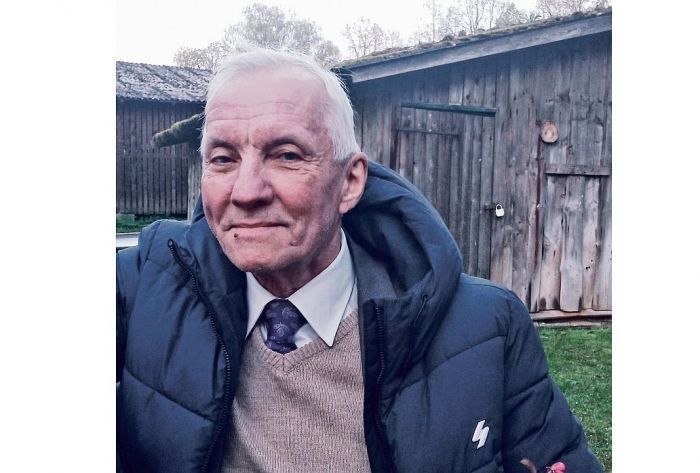 Vispār jau Jānis un ziedēšana – tie ir ļoti saistīti lielumi. Jānis ir čakls un rosās pa dārzu. Šobrīd viņa apaļajā dobē ar lielo māla kurmi pa vidu zied narcises, un nav brīnums, ka tā dēvētās dzejnieku narcises dobē dominē – dzejas stihija dominē arī Jāņa dzīvē. Foto - Ieva Veide