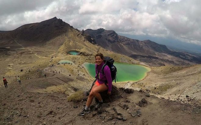 Laura pie Tongariro Alpu pārejas, kas ir viens no skaistākajiem vienas dienas pārgājieniem Jaunzēlandē. Foto - no privātā arhīva