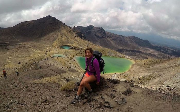 Laura pie Tongariro Alpu pārejas, kas ir viens no skaistākajiem vienas dienas pārgājieniem Jaunzēlandē. Foto - no privātā arhīva