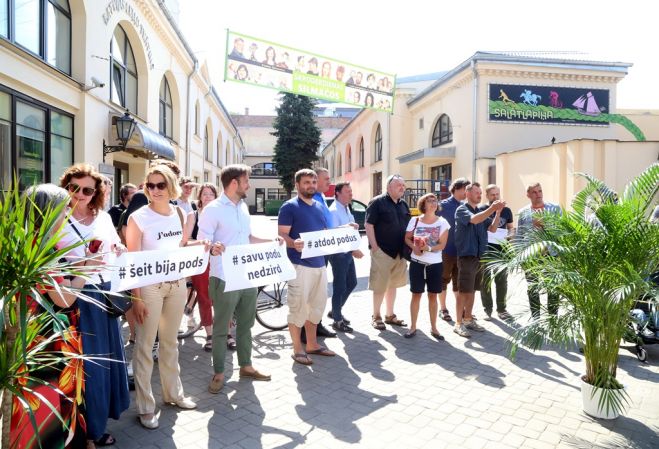Krišjāņa Barona ielā pie Leļļu teātra notiek Barona ielas puķupodu aizstāvēšanas akcija &quot;Glābjam podus&quot;. Foto: LETA