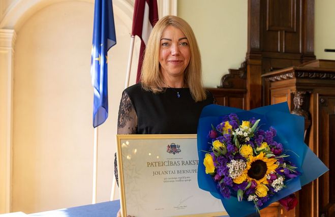 Jolanta Bernupe ar saņemto Pateicības rakstu. Foto – Kristaps Mednis