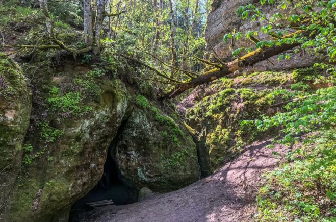 Velnala glabā dažādus nostāstus. Viens no tiem stāsta, ka šeit tiešām dzīvojis pats nelabais. Foto – Ilze Ručevska un no Inčukalna Tautas nama arhīva