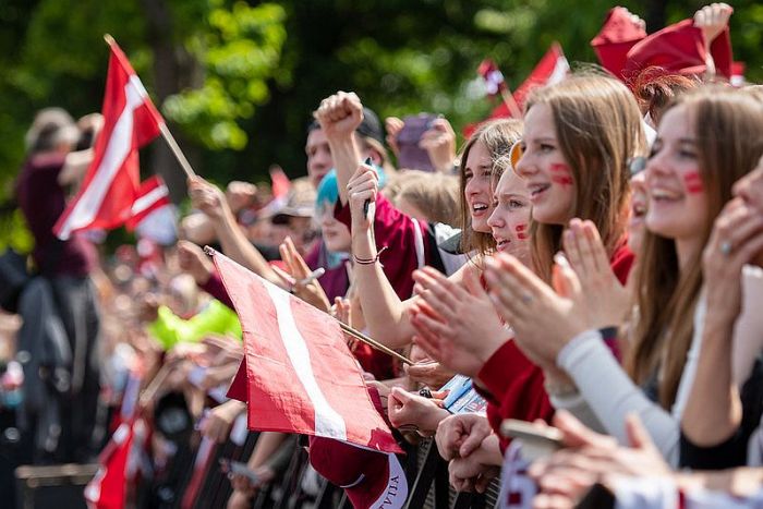 Foto - Liene Ozola un Ieva Ābele, Saeima
