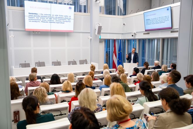Vardarbības dažādās izpausmes formas skolās ieskicē deputāts Česlavs Batņa. Viņš arī ierosina aizliegt telefonus skolās – atkarības vielu aprites ierobežošanai. Foto - Ieva Ābele, Saeima