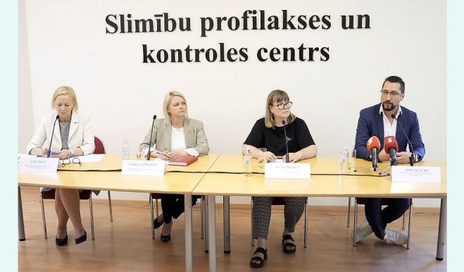 Slimību profilakses un kontroles centra (SPKC) Komunikācijas nodaļas vadītāja Ilze Arāja, SPKC Infekcijas slimību uzraudzības un imunizācijas nodaļas vadītāja Larisa Savrasova, Nacionālā veselības dienesta vadošā eksperte veselības aprūpes jautājumos Līga Gaigala un Imunizācijas valsts padomes loceklis un ģimenes ārsts Ainis Dzalbs piedalās preses konferencē, kurā informē par pašreizējiem vakcinācijas pret Covid-19 plāniem rudenī. Foto - Edijs Pālens, LETA