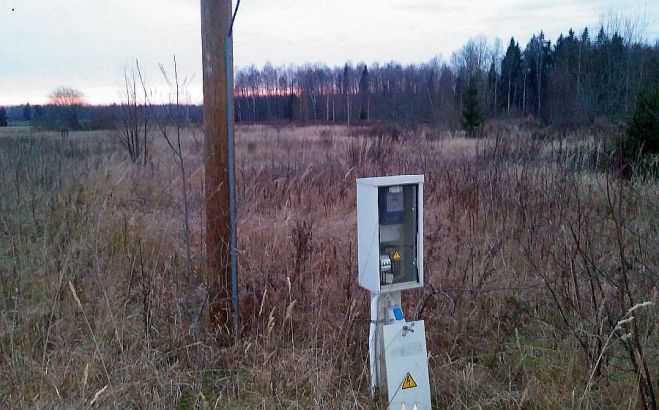 Zemesgabalam savulaik pievilkta elektrība, kas arī izmaksājusi savus 1000 eiro. Vai arī tie būs jāieraksta skurstenī? Foto – no A. Kariņa privātā arhīva