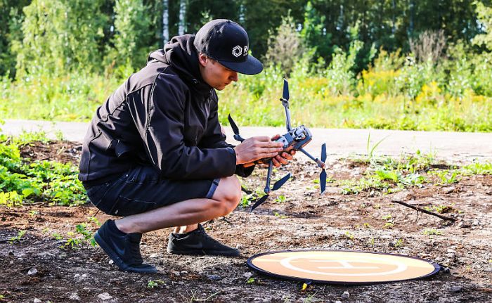 “DJI Latvija” pārstāvis vada apmācību Baložos. Foto – Velga Kūkuma