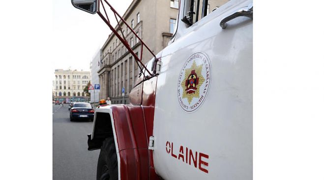 Piektdienas rītā pie Ministru kabineta bija piestājuši &quot;ZIL&quot; markas transportlīdzekļi, ko Valsts ugunsdzēsības un glābšanas dienests (VUGD) līdzekļu trūkuma dēļ joprojām izmanto izsaukumos cilvēku dzīvību glābšanā. Foto - LETA