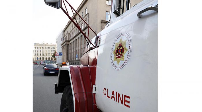 Piektdienas rītā pie Ministru kabineta bija piestājuši &quot;ZIL&quot; markas transportlīdzekļi, ko Valsts ugunsdzēsības un glābšanas dienests (VUGD) līdzekļu trūkuma dēļ joprojām izmanto izsaukumos cilvēku dzīvību glābšanā. Foto - LETA