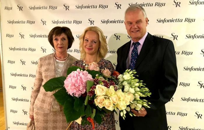 Kopā ar vecākiem pēc simfonijas “Uz jauno pasauli” pirmatskaņojuma Lielajā ģildē. Foto – no privātā arhīva