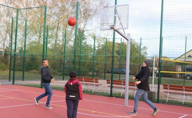 Foto: Rāmavā atklāj jaunu sporta laukumu