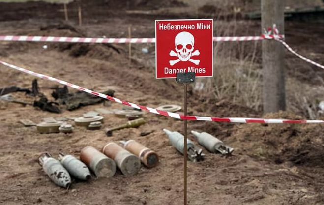 Mīnu neitralizēšanai ir dažādas metodes. Var deaktivēt pa vienai, var spridzināt visu lauku ar lielu daudzumu sprāgstvielu. Foto - publicitātes