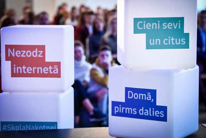 Iniciatīvas &quot;Samsung skola nākotnei&quot; programmas &quot;Skolēna digitālais IQ&quot; atklāšanas pasākumā, kurā tika prezentēts pētījums par jauniešu uzvedības atšķirībām tiešsaistē un klātienē un apgūta netiķete jeb pieklājīga uzvedība digitālājā vidē.