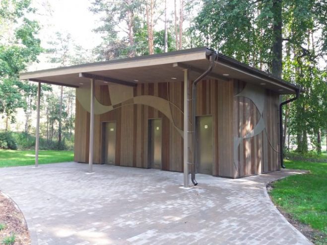 SIA "BK Māja" veiktā tualetes pārbūve Saulkrastos pie Baltās kāpas izmaksājusi vairāk nekā 100 000 eiro. Eksperti pauž viedokli, ka tas ir dārgi un ka šādus darbus var izdarīt lētāk, taču, neredzot projektu, nevar komentēt, kas tieši radījis sadārdzinājumu.