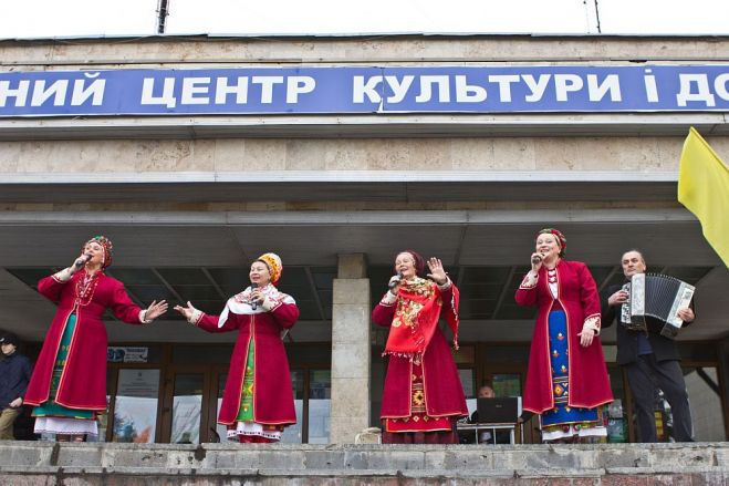 Ukraiņu tautu meitas vienā no Obuhivas vēlēšanu iecirkņiem rajona kultūras un attīstības centrā. Kijivā šo tautiskumu nenoķert. Foto – Jans Katlaps, Guna Roze