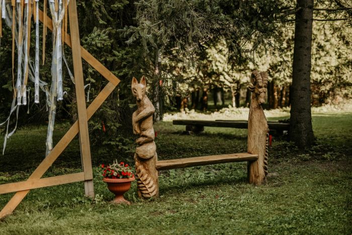 Foto: Lēdurgas dendroparkā aplūkojamas lielformāta koka skulptūras