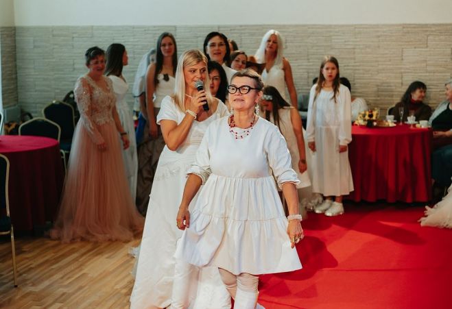 Inta – skates organizatores un modeles lomā, viņas māsa Anita – gan modele, gan skates vadītāja. Foto – no privātā arhīva