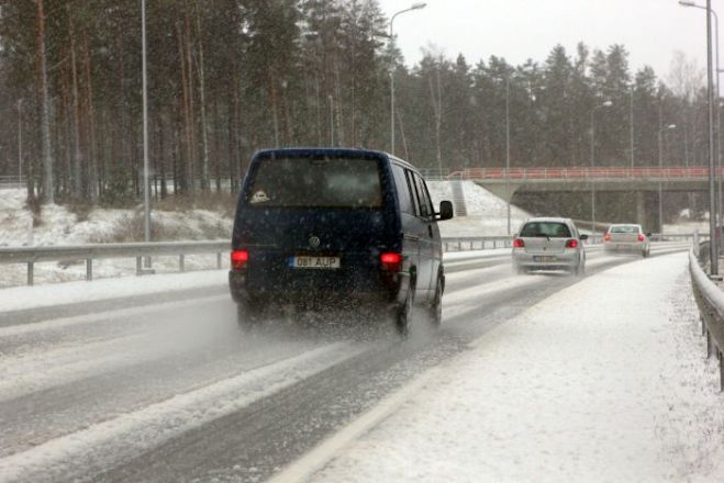 Apledojums un migla daudzviet Rīgas apkārtnē apgrūtina braukšanu