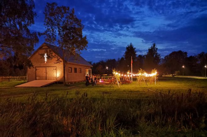 Kino vakars Carnikavas baznīcas Laivu mājā. Foto - publicitātes