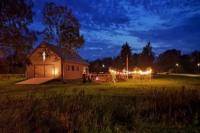 Kino vakars Carnikavas baznīcas Laivu mājā. Foto - publicitātes
