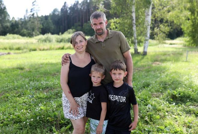 Raimonds Zemzāle  ar sievu Dianu, dēliem Patriku un Miķeli. Foto – no privātā arhīva