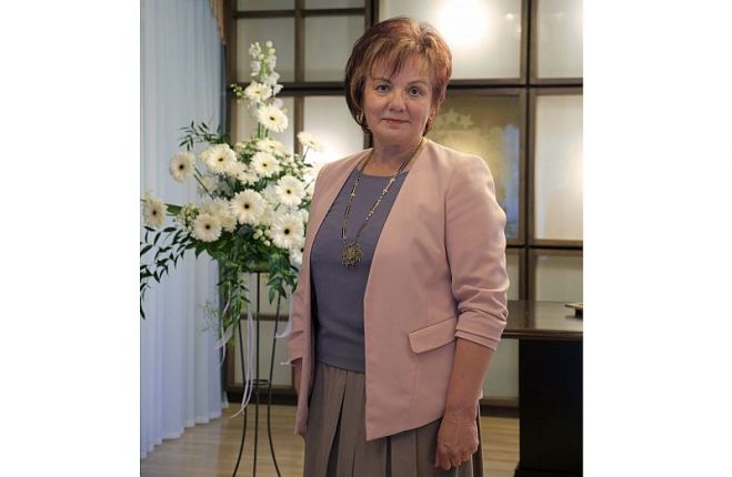 Baiba Meldere katram pārim laulību reģistrācijas laikā noteikti pasaka arī šos ceļa vārdus: “Ikvienam cilvēkam katru rītu vajag dzirdēt siltu “Labrīt!”. Dienu darbīgā steigā sajust mieru cilvēces gaitā. Bet vakaros nolikt nogurumu blakus kā bērnu, lai no rīta redzētu tīras un skaidras debesis. Katram cilvēkam vajag savējo – īpašo, sirsnīgo, vienīgo, mīļoto, bet savējo!” Foto – Andris Koemecs