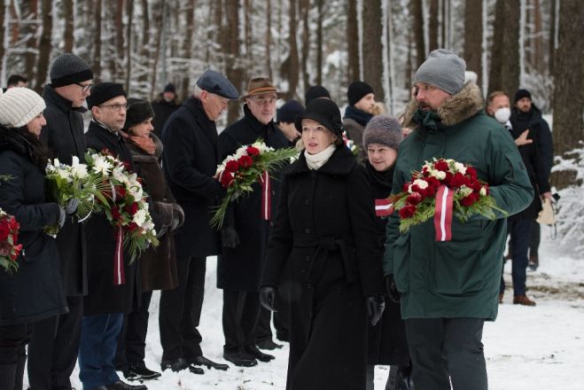 Rīgas geto ieslodzīto iznīcināšanas 80.gadadienai veltītais piemiņas brīdis Rumbulas memoriālā. Foto - Ieva Ābele, Saeima