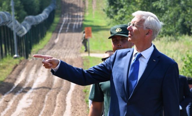 Ministru prezidents Krišjānis Kariņš Latvijas robežas ar Krieviju apmeklējuma laikā 2021.gada jūlijā. Foto – Valsts kanceleja