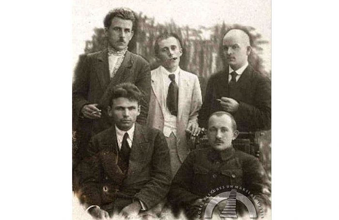 1918. gads. Artūrs Kroders (aizmugurē pirmais no labās) kopā ar draugiem: pirmajā rindā (no kreisās) Jūlijs Roze un Jānis Sudrabkalns, otrajā rindā – Valts Dāvids un Pāvils Rozītis. Foto – no Rakstniecības un mūzikas muzeja arhīva