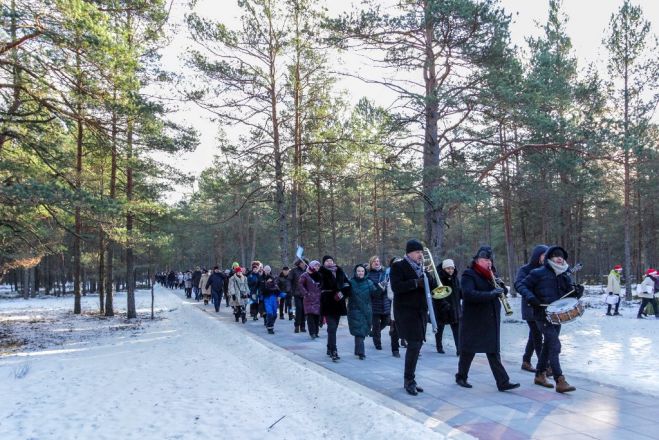 Foto: Ar izklaidēm un mūziku svinīgi atklāta Carnikavas promenāde