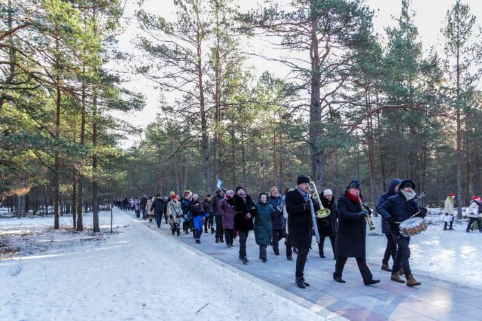 Foto: Ar izklaidēm un mūziku svinīgi atklāta Carnikavas promenāde