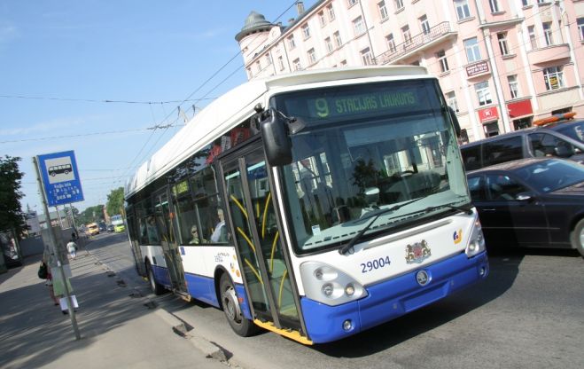 Ar &quot;Rīgas satiksmes&quot; iepirkumiem saistītajā lietā aizturētas astoņas personas