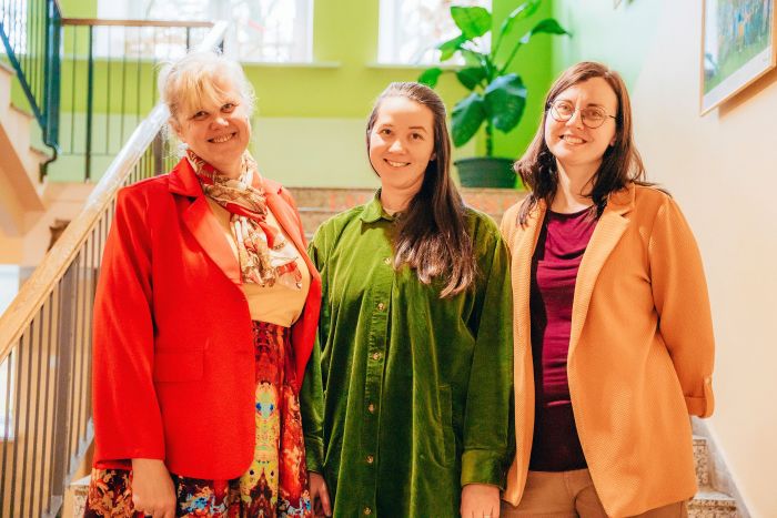 Sējas Mūzikas un mākslas skolas kolektīvam koncertbraucienos pievienojas Sējas pamatskolas tautas deju kolektīvs “Ozolēni”. Attēlā: deju kolektīvu vadītāja Ilva Zvejniece, Sējas Mūzikas un mākslas skolas direktore Anna Portere un direktores pienākumu vietas izpildītāja Renāte Bērziņa. Foto - saulkrasti.lv