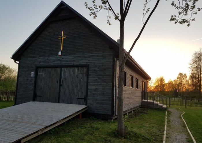 Kopš Ziemassvētkiem draudzes daļai Carnikavā ir jauna sanākšanas vieta – ar vietējo uzņēmēju vēlību tai tika uzticēta tā saucamā Laivu māja.