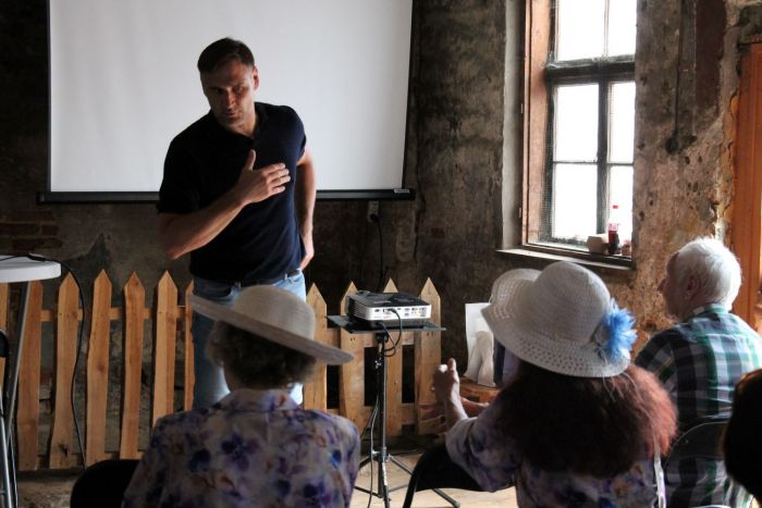 Raivis Aršauskis skaidro, ka ar gadiem mūsu mugurkauls un stāja mainās. Bet ir svarīgi to noturēt un trenēt. Foto - &quot;Neatkarīgās Tukuma Ziņas&quot;