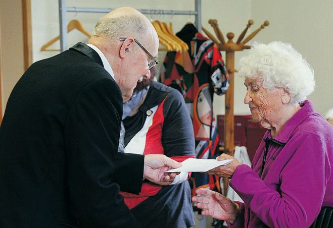 Annu Oļševsku 90 gadu jubilejā sveic pilsētas pensionāru biedrības valdes priekšsēdētājs Indulis Zariņš. Foto – Baiba Reinsone