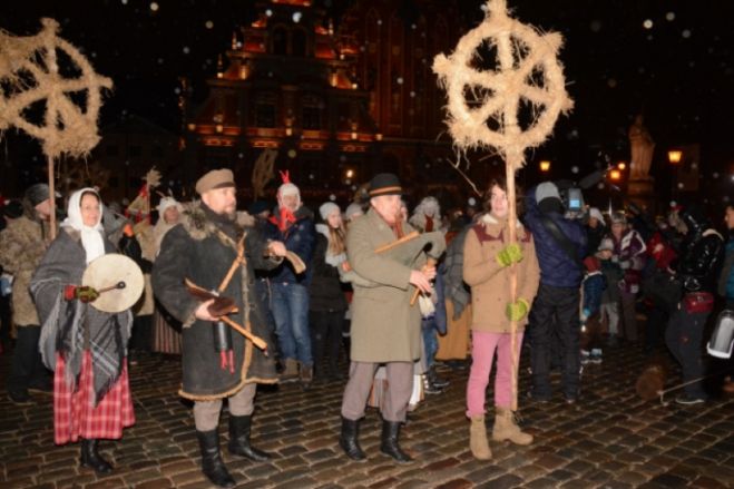 Doma laukumā svinēs ziemas saulgriežus un vilks bluķi