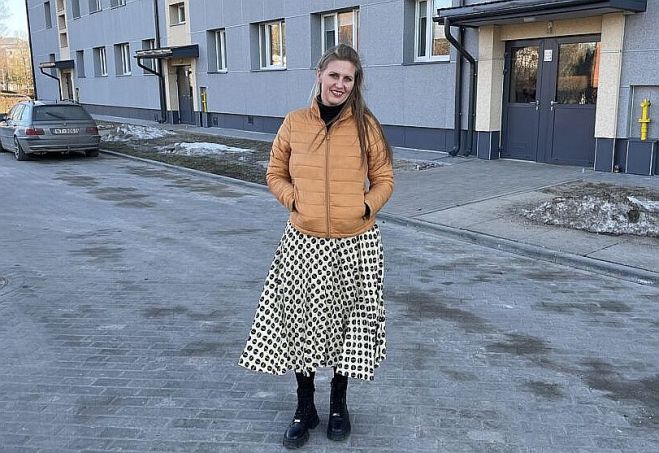 Asociācijas “Mājoklis” Vidzemes nodaļas vadītāja, daudzdzīvokļu dzīvojamo māju pārvaldniece Paula Leite-Berģe pie veiksmīgi renovētās mājas projekta Gulbenē, Skolas ielā 1. Foto – Gatis Bogdanovs