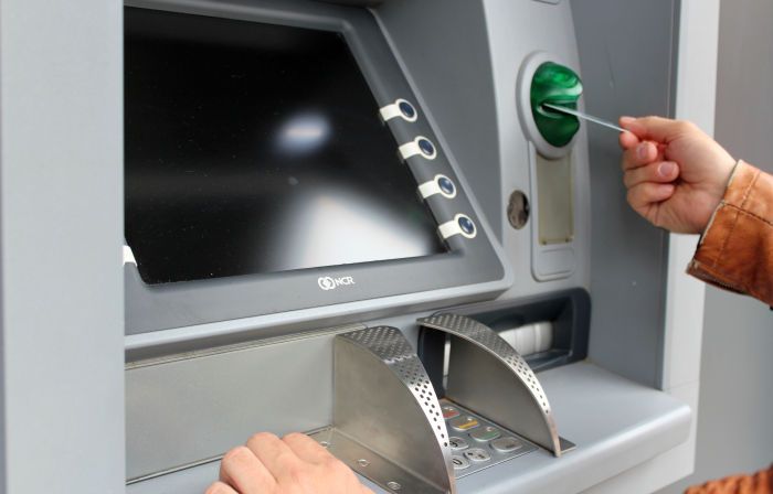 Attēls rakstam: Latvijā ir noteikti gandrīz 100 kritiskie bankomāti, kurus krīzes gadījumā prioritāri apgādā ar skaidro naudu