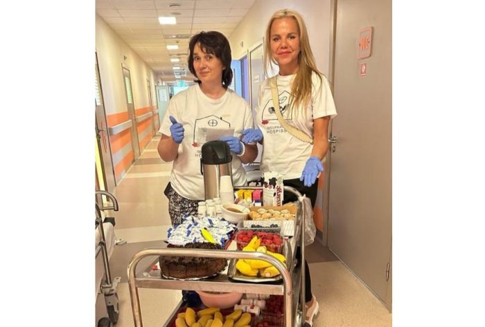 Lienīte Ansone ar vienu no &quot;Hospiss LV&quot; dibinātājām Ilzi Neimani-Nešporu slimnīcā. Foto - no privātā arhīva