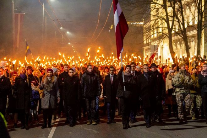 Foto: Simtgades Lāpu gājienā piedalās divdesmit tūkstoši dalībnieku