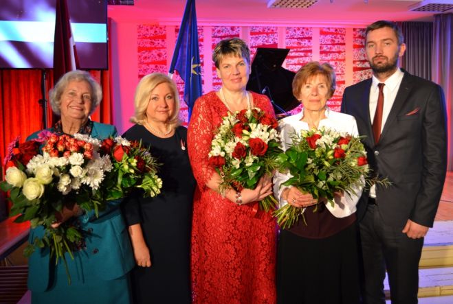 2019. gada Goda pilsones sveica Stopiņu novada domes priekšsēdētāja Vita Paulāne un priekšsēdētājas vietnieks Ainārs Vaičulens. Foto: Stopiņu novada pašvaldība