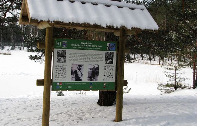 Vidzemes šosejas malā sākas pirms dažiem gadiem ierīkotā Jāņa Jaunsudrabiņa piemiņas taka, pa kuru var aizstaigāt līdz Dūņezeram, kas bijusi viena no rakstnieka iecienītajām makšķerēšanas vietām. Foto – Una Griškeviča, publicitātes