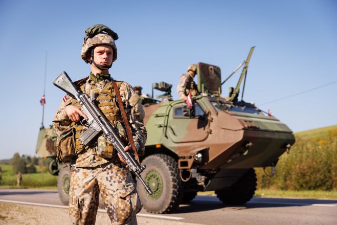 Foto - Latvijas armija un Megija Kokoreviča