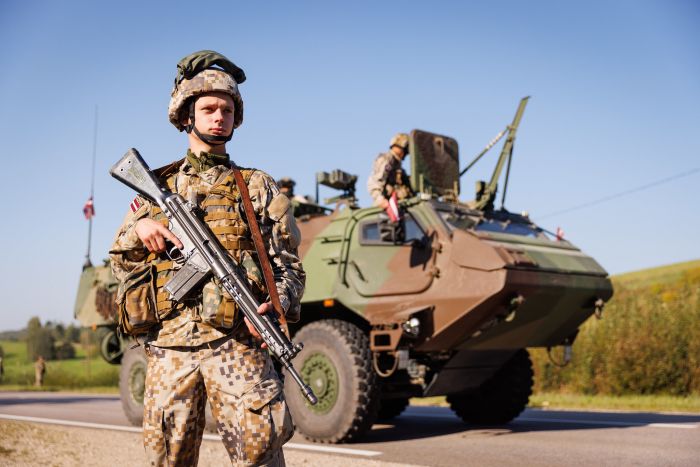 Foto - Latvijas armija un Megija Kokoreviča