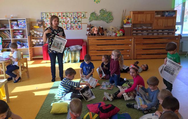 Bērni aplūko “Rīgas Apriņķa Avīzē” publicētos rakstus par Siguldas objektiem – Zaļo villu, “Balto flīģeli”, Siguldas spieķiem. Foto – Dace Rudzīte