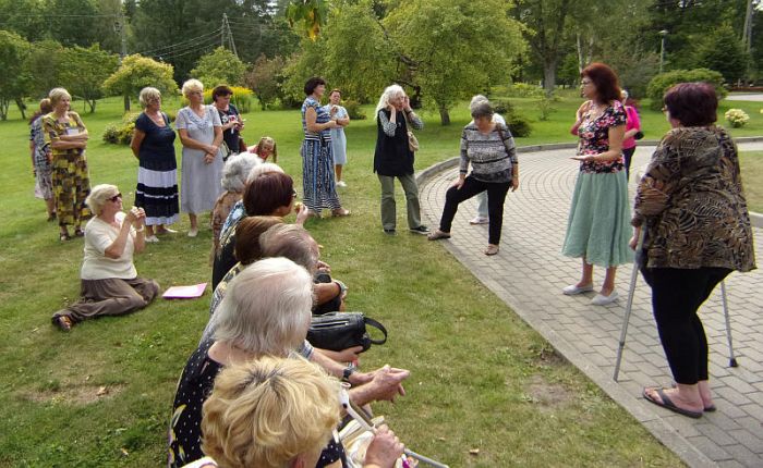 “Višas“, “Salas“ un “Lielpēteri“ – šīs senās Sējas mājas sagaidīja mūs kā īstas “kinoaktrises“, greznojušās gādīgo saimnieku un saimnieču kopto dārzu vasaras rotā. Foto – Atis Rukšāns